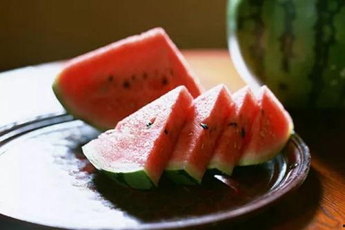 北方冬天吃瓜视频,北方冬天吃瓜视频走红网络