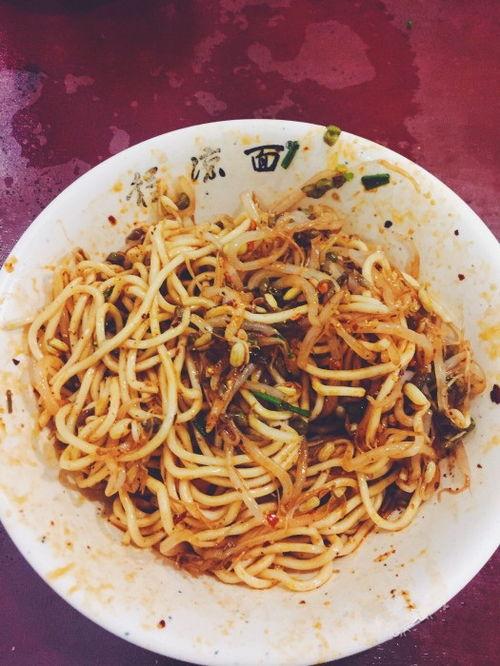 牛大瓜美食吃凉面视频,夏日必备凉面制作大揭秘！