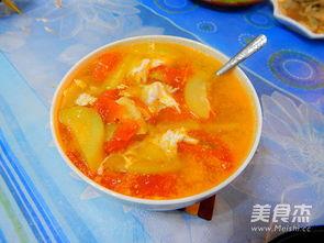 给小瓜吃番茄的视频,小瓜品尝番茄美味瞬间