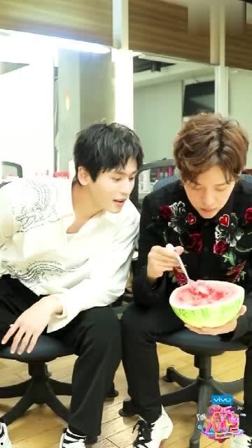 整蛊朋友吃瓜视频,笑料百出！揭秘整蛊朋友吃瓜视频幕后趣事