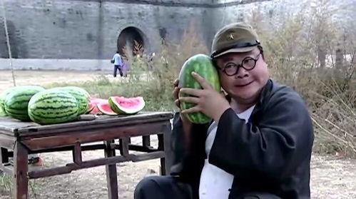 古浪锤子哥吃瓜搞笑视频,带你领略乡村幽默魅力