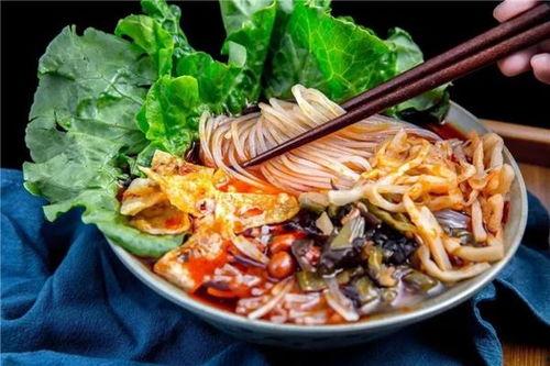 瓜妈带娃吃螺蛳粉视频,亲子美食之旅欢乐多