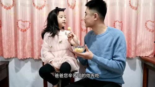 爸爸喂女儿吃哈密瓜视频,爸爸喂女儿品尝哈密瓜温馨瞬间