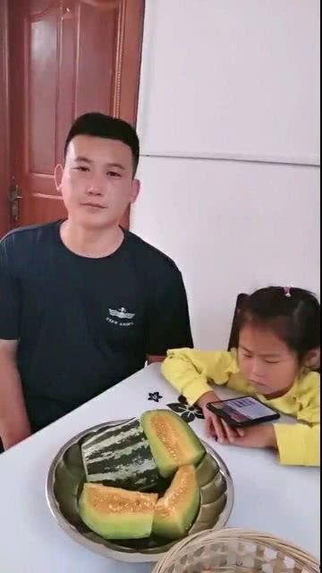爸爸喂女儿吃哈密瓜视频,爸爸喂女儿品尝哈密瓜温馨瞬间