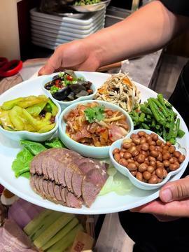 东北吃瓜都蘸大酱吗视频,吃瓜蘸大酱，传统风味新体验