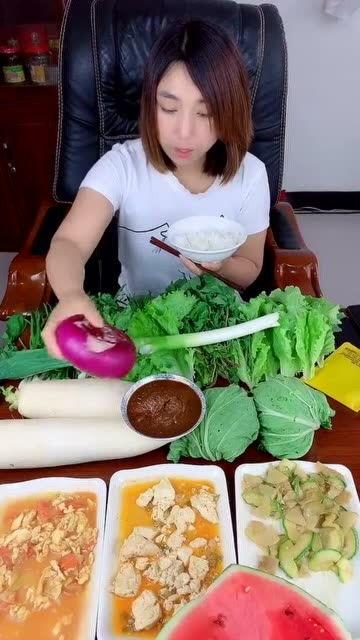 东北吃瓜都蘸大酱吗视频,吃瓜蘸大酱，传统风味新体验