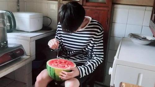 吃瓜小哥正在直播视频,吃瓜小哥带你揭秘娱乐圈幕后故事