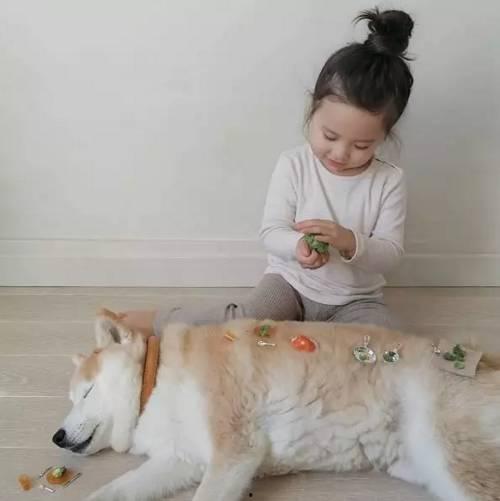 萌宠萌娃齐吃瓜视频,萌态百出萌翻网友